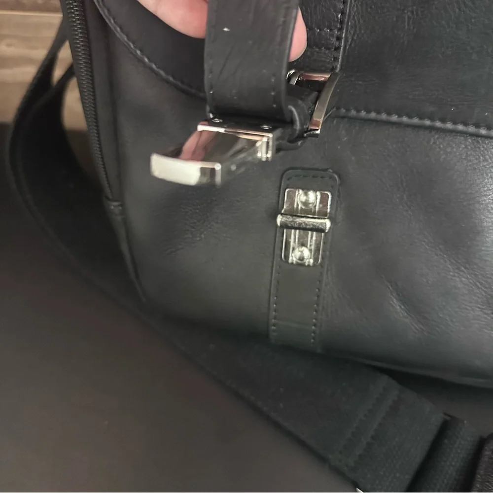 Samsonite Black Leather Flapover Business Case Double‎ Gusset Fits 15.6 Laptop
